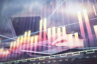 Arka planda dizüstü bilgisayar üzerinde çalışan adam ile borsa grafiği çift pozlama. Finansal analiz kavramı.