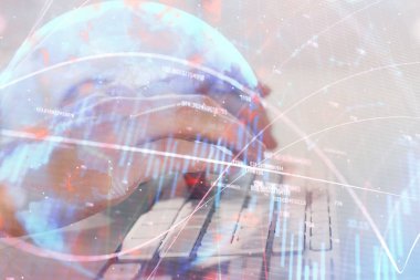 Adam arka planda ofiste bilgisayarda yazarak grafik çift pozlama. Zor iş kavramı. Closeup.