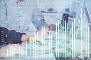 Adam arka planda ofiste bilgisayarda yazarak grafik Multi pozlama. Zor iş kavramı.