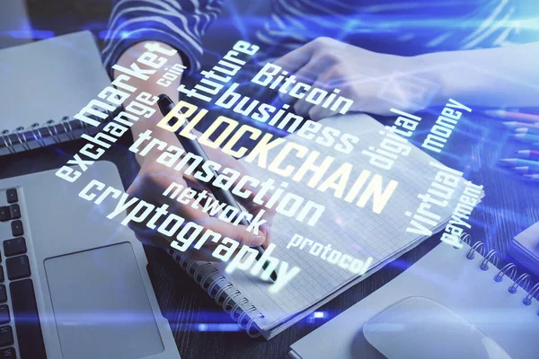 Holograma criptomoneda, bitcoin, ico tema sobre las manos tomando notas de fondo. Concepto de blockchain. Exposición múltiple — Foto de Stock