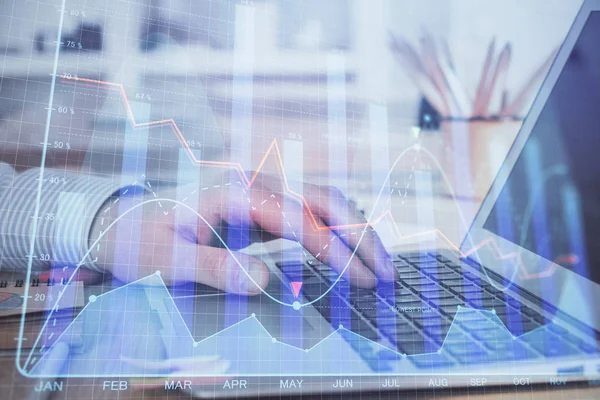 Kettős expozíció tőzsdepiaci grafikon az ember dolgozik a laptop a háttérben. A pénzügyi elemzés fogalma. — Stock Fotó