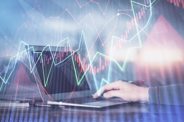 Doppelbelichtung des Börsendiagramms mit einem Mann, der am Laptop im Hintergrund arbeitet. Konzept der Finanzanalyse. — Stockfoto