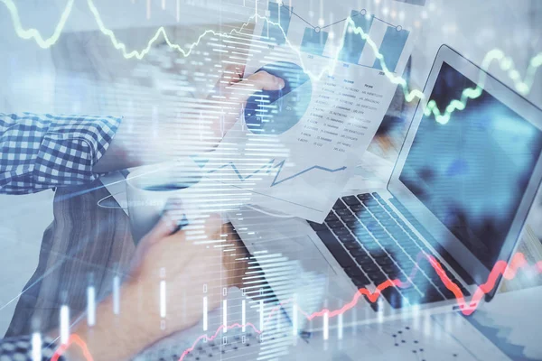 Doppia esposizione di grafico stock con uomo d'affari digitando sul computer in carica su sfondo. Concetto di duro lavoro . — Foto Stock