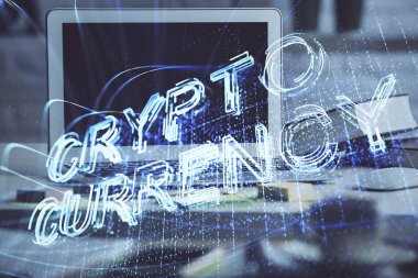 Engelleme zincirine ve kripto ekonomi temalı holograma ve bilgisayar arkaplanlı masaya çoklu maruz kalma. Bitcoin kripto para kavramı.