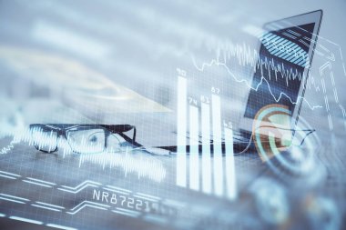 Bilgisayar, teknoloji temalı hologramla birlikte ofiste. Çoklu maruz kalma. Teknoloji kavramı.