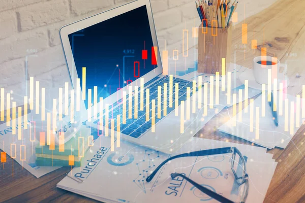 背景には、金融市場グラフのホログラムやパソコンがあります。多重露光。外国為替の概念. — ストック写真