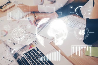 Bir kadın eller Not defteri hisse senedi piyasası hakkında bilgi yazma. Ön Forex grafik hologramlar. Araştırma kavramı. Çift Pozlama