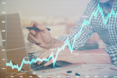 Ön x grafiğinin arka planda bilgisayarda çalışan bir adam ile çoklu pozlandırılması. Pazar analizi kavramı.