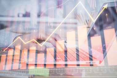 Arka planda dizüstü bilgisayar üzerinde çalışan adam ile borsa grafiği çift pozlama. Finansal analiz kavramı.