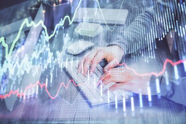 Adam ile mali grafik çift pozlama arka planda ofiste çalışır. Analiz kavramı.