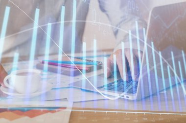 Arka planda ofiste bilgisayarda çalışan işadamı ile Forex grafiği. Sert çalışma kavramı. Çoklu pozlama.