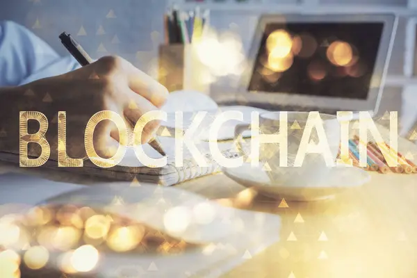 Crypto-monnaie hologramme, Bitcoin, thème ico sur les mains en prenant des notes de fond. Concept de blockchain. Exposition multiple — Photo