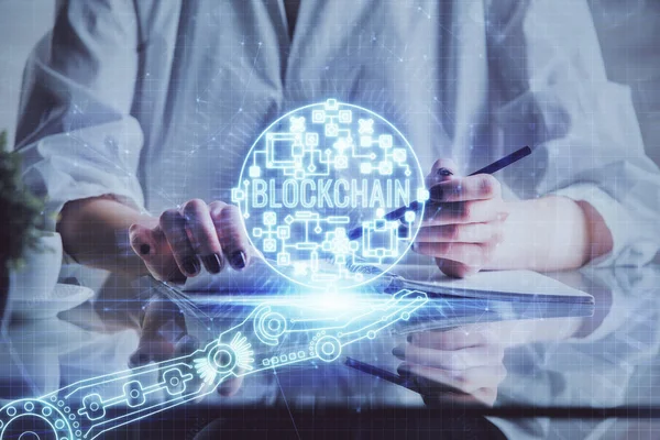 Kryptowährung Hologramm, Bitcoin, ico Thema über Hände, die Notizen Hintergrund. Konzept der Blockchain. Mehrfachbelichtung — Stockfoto