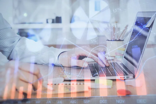 Multi exposición de gráfico del mercado de valores con el hombre que trabaja en la computadora en el fondo. Concepto de análisis financiero . —  Fotos de Stock