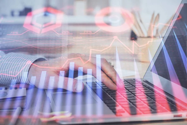 Doppia esposizione del grafico del mercato azionario con l'uomo che lavora su laptop in background. Concetto di analisi finanziaria . — Foto Stock