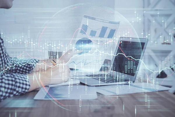 Multi-Exposition von Finanzgrafik mit Mann arbeitet im Büro auf Hintergrund. Konzept der Analyse. — Stockfoto