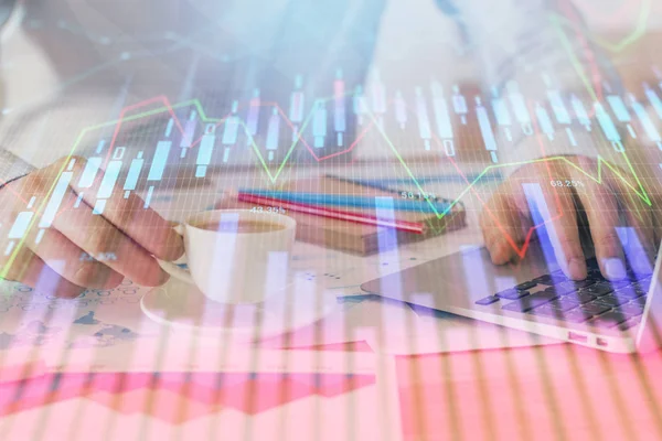 Gráfico de Forex con hombre de negocios que trabaja en la computadora en la oficina en segundo plano. Concepto de trabajador. Doble exposición . —  Fotos de Stock