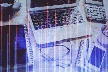 Kişisel bilgisayar arkaplanına çizilmiş borsa hologramı. Çoklu maruz kalma. Yatırım kavramı.