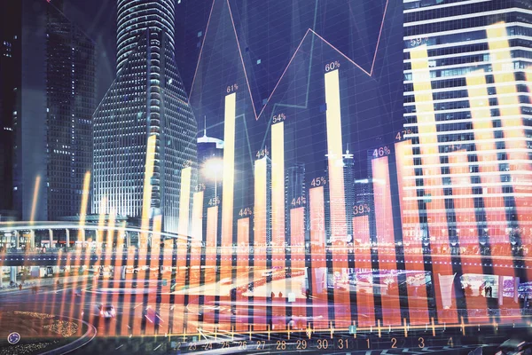 Grafico finanziario sul paesaggio urbano con edifici alti sfondo multi esposizione. Concetto di analisi . — Foto Stock