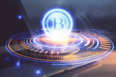 Engelleme zincirine ve kripto ekonomi temalı holograma ve bilgisayar arkaplanlı masaya çoklu maruz kalma. Bitcoin kripto para kavramı.