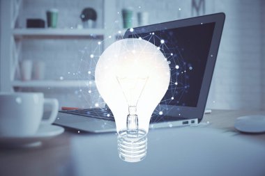 Bilgisayar ofisinde ampul simgesi hologramıyla birlikte. Çoklu maruz kalma. Fikir kavramı.