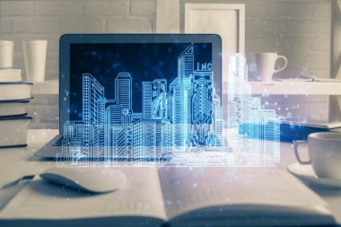 Ofisteki masaüstü bilgisayar geçmişi ve büyük kasaba binaları hologram çizimi. Çifte maruziyet. Akıllı şehir konsepti.