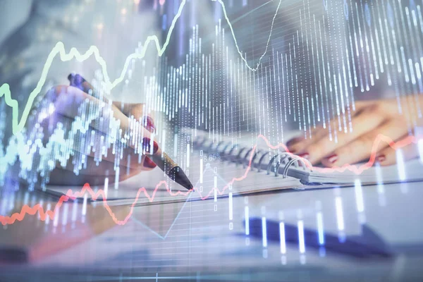 Dubbel exponering av kvinnans händer gör anteckningar med Forex graf hologram. Koncept aktiemarknads analys. — Stockfoto