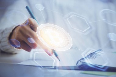 Kripto para birimi hologramı, Bitcoin, ellerin üstünde ico teması not tutuyor. Engelleme zinciri kavramı. Çoklu pozlama