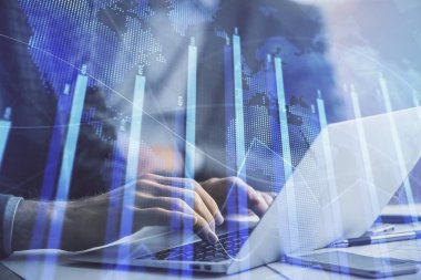 Arka planda bilgisayarda çalışan bir adamla piyasa grafiği iki katına çıktı. Mali analiz kavramı.