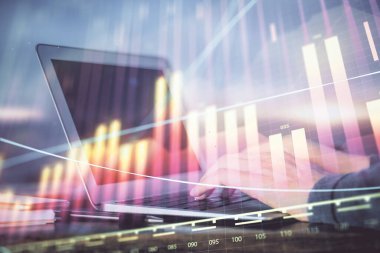 Arka planda dizüstü bilgisayar üzerinde çalışan adam ile borsa grafiği çift pozlama. Finansal analiz kavramı.