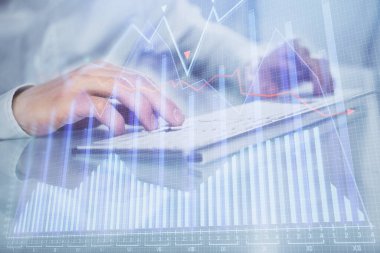 Adam arka planda ofiste bilgisayarda yazarak grafik çift pozlama. Zor iş kavramı. Closeup.