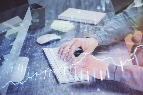 Aktiendiagramm mit Geschäftsmann, der am Computer im Büro im Hintergrund tippt. Konzept der Analyse. Doppelbelastung. — Stockfoto