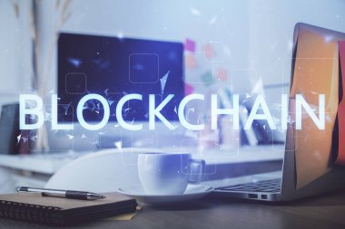 Engelleme zincirine ve kripto ekonomi temalı holograma ve bilgisayar arkaplanlı masaya çoklu maruz kalma. Bitcoin kripto para kavramı.