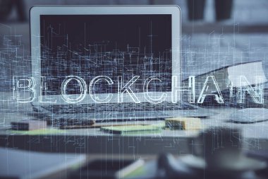 Engelleme zincirine ve kripto ekonomi temalı holograma ve bilgisayar arkaplanlı masaya çoklu maruz kalma. Bitcoin kripto para kavramı.