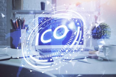 Engelleme zincirine ve kripto ekonomi temalı holograma ve bilgisayar arkaplanlı masaya çoklu maruz kalma. Bitcoin kripto para kavramı.