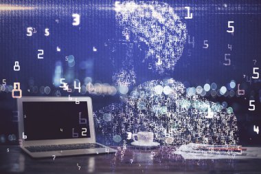 Bilgisayar, teknoloji temalı hologramla birlikte ofiste. Çoklu maruz kalma. Teknoloji kavramı.