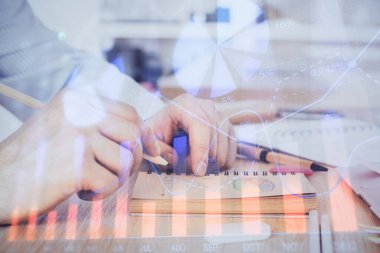 Borsa forex grafiği ile çoklu pozlama closeup eller.