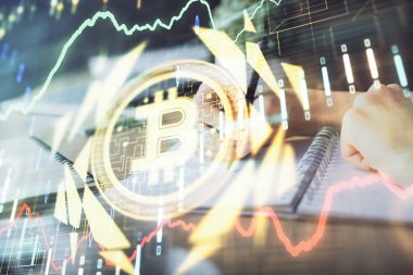 Kripto para birimi hologramı, Bitcoin, ellerin üstünde ico teması not tutuyor. Engelleme zinciri kavramı. Çoklu pozlama