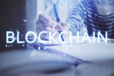 Kripto para birimi hologramı, Bitcoin, ellerin üstünde ico teması not tutuyor. Engelleme zinciri kavramı. Çoklu pozlama