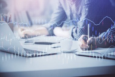 Arka planda bilgisayarda çalışan bir adamla birlikte çok sayıda formasyona maruz kaldık. Pazar analizi kavramı.