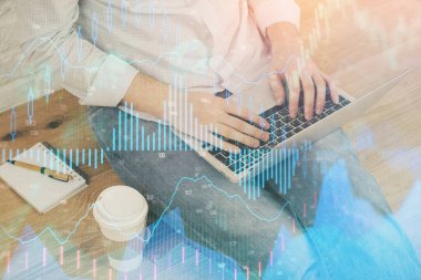 Arka planda ofiste bilgisayarda çalışan işadamı ile Forex grafiği. Analiz kavramı. Çift Pozlama.