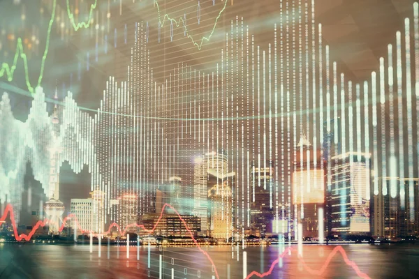 Gráfico financiero sobre paisaje nocturno de la ciudad con altos edificios de doble exposición de fondo. Concepto de análisis . —  Fotos de Stock