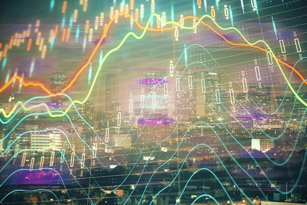 Wykres finansowy na nocny krajobraz miasta z wysokimi budynkami tła multi ekspozycji. Koncepcja analizy. — Zdjęcie stockowe