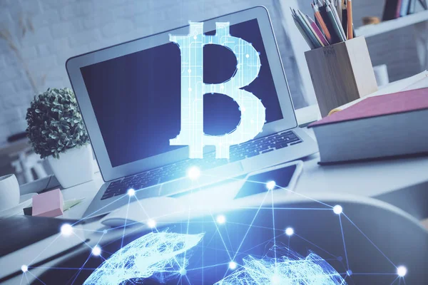 Πολλαπλή έκθεση του blockchain και crypto οικονομία θέμα ολόγραμμα και πίνακα με φόντο τον υπολογιστή. Έννοια της κρυπτογράφησης bitcoin. — Φωτογραφία Αρχείου