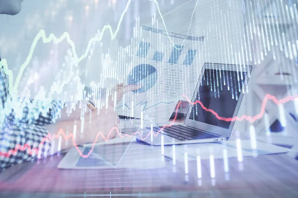 Adam ile mali grafik multi pozlama arka planda ofiste çalışır. Analiz kavramı.