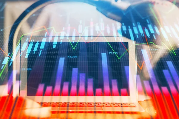 Holograma gráfico del mercado Forex y computadora personal en segundo plano. Doble exposición. Concepto de inversión. —  Fotos de Stock