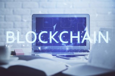 Engelleme zincirine ve kripto ekonomi temalı holograma ve bilgisayar arkaplanlı masaya çoklu maruz kalma. Bitcoin kripto para kavramı.