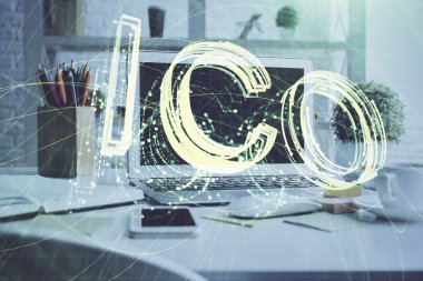 Engelleme zincirine ve kripto ekonomi temalı holograma ve bilgisayar arkaplanlı masaya çoklu maruz kalma. Bitcoin kripto para kavramı.