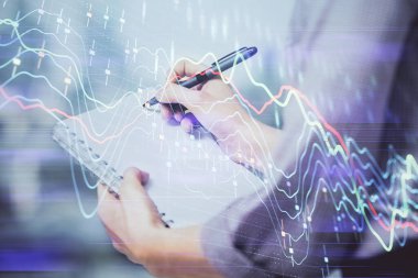 Forex grafik huds ile notlar yapma ellerin çoklu pozlama. Borsa konsepti.