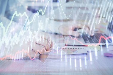 Adam ile mali grafik multi pozlama arka planda ofiste çalışır. Analiz kavramı.